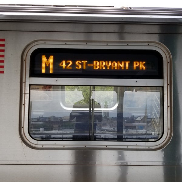 Foto tomada en MTA Subway - M Train  por Tyler J. el 8/18/2019