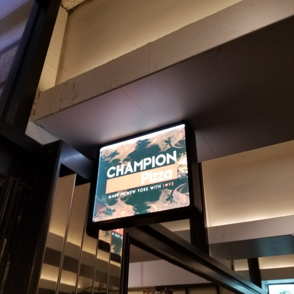 รูปภาพถ่ายที่ Champion Pizza โดย Tyler J. เมื่อ 10/9/2019