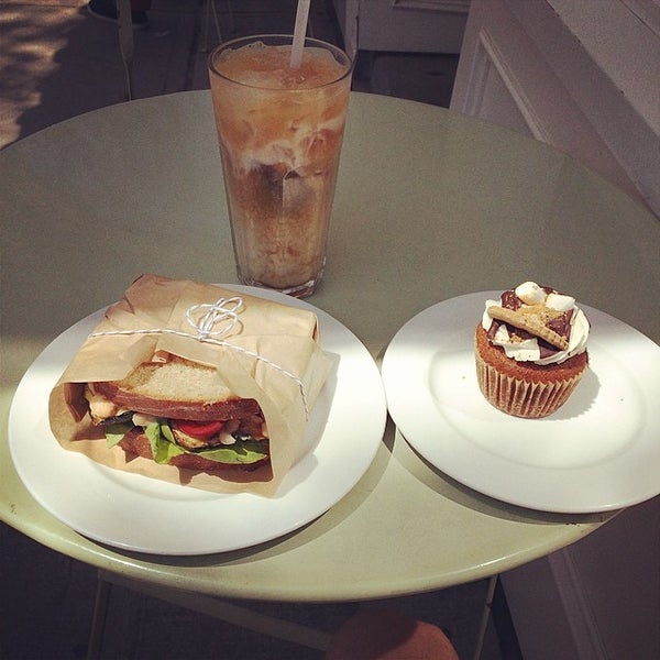 5/22/2014 tarihinde Thomas C.ziyaretçi tarafından Tori&#39;s Bakeshop'de çekilen fotoğraf