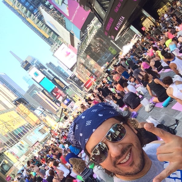 Das Foto wurde bei Solstice In Times Square von Manuel M. am 6/21/2014 aufgenommen