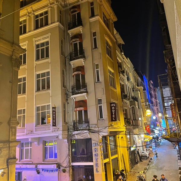 Das Foto wurde bei U2 İstanbul İrish Pub von Ingrid O. am 11/3/2021 aufgenommen