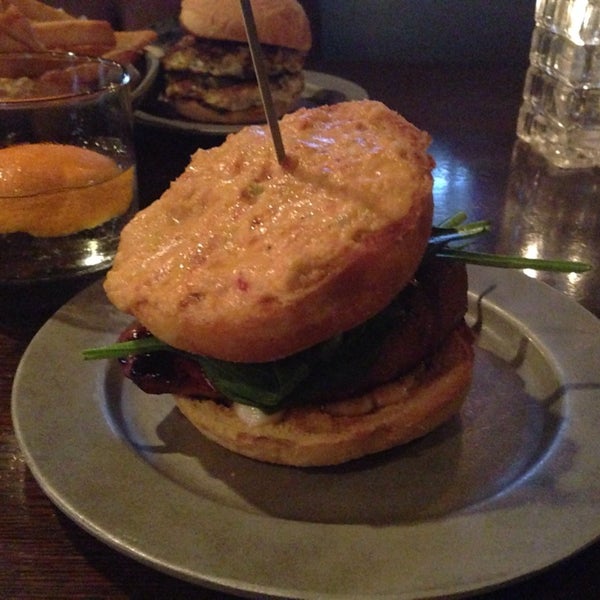 Foto scattata a Stillhouse Craft Burgers &amp; Moonshine da Jonathan O. il 4/30/2014