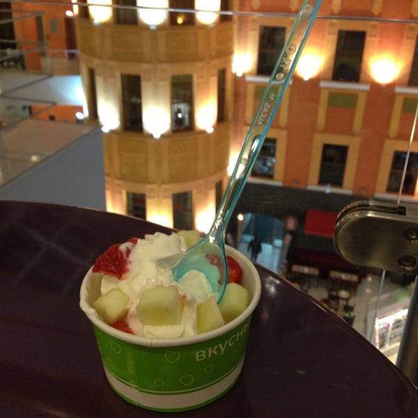 Photo taken at YOGU кафе, натуральный замороженный йогурт by Alena on 10/20/2013