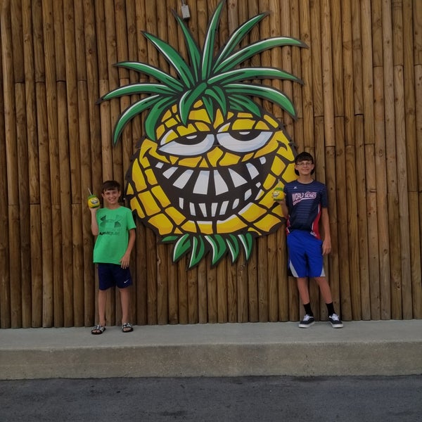 รูปภาพถ่ายที่ Pineapple Willy&#39;s โดย Lora K. เมื่อ 8/17/2019