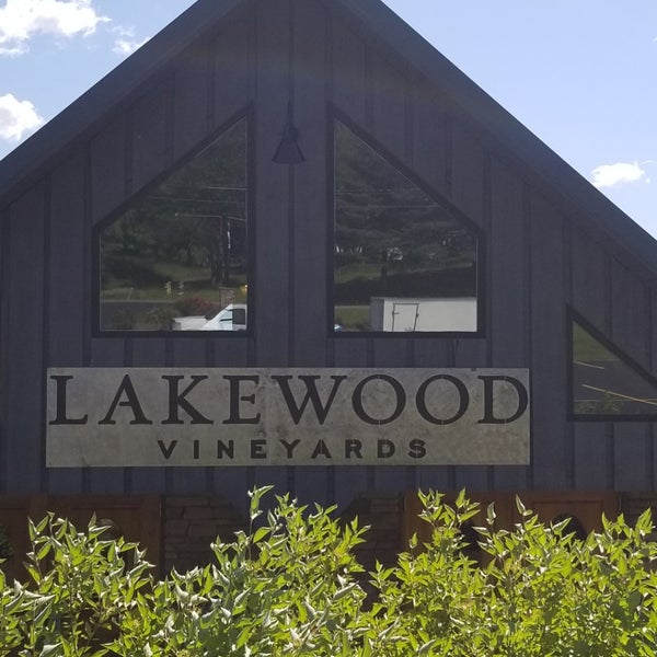 Foto tirada no(a) Lakewood Vineyards por Lora K. em 6/14/2018