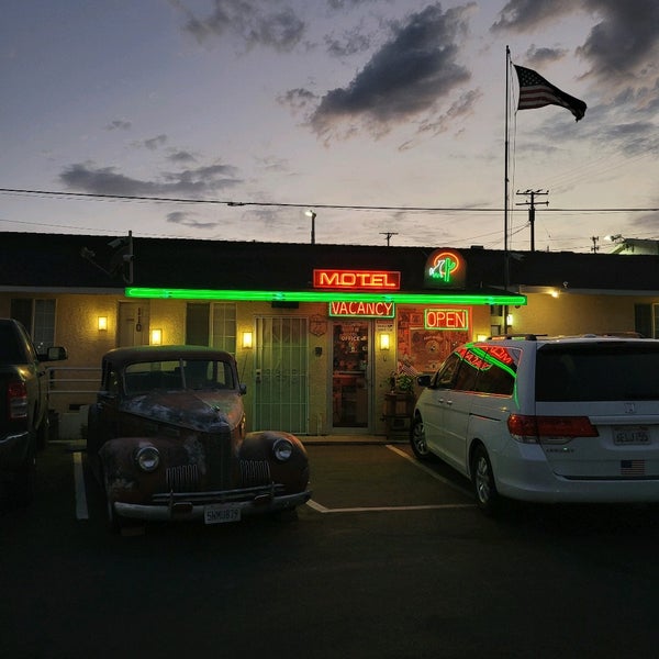 Das Foto wurde bei Route 66 Motel von Lora K. am 7/15/2022 aufgenommen