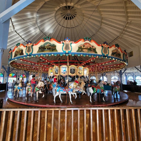 Foto tirada no(a) Santa Monica Pier Carousel por Lora K. em 7/17/2022
