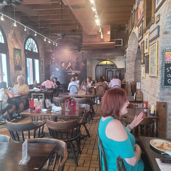 8/4/2022 tarihinde Lora K.ziyaretçi tarafından Cafe Maspero'de çekilen fotoğraf