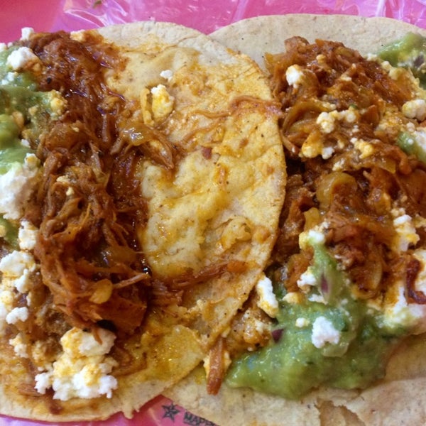รูปภาพถ่ายที่ Tacos la glorieta โดย Valeria G. เมื่อ 6/8/2013
