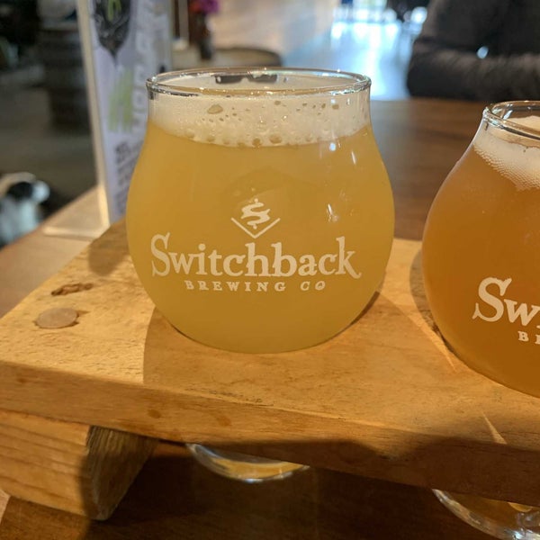 9/27/2022 tarihinde Jeffrey K.ziyaretçi tarafından The Tap Room at Switchback Brewing Company'de çekilen fotoğraf