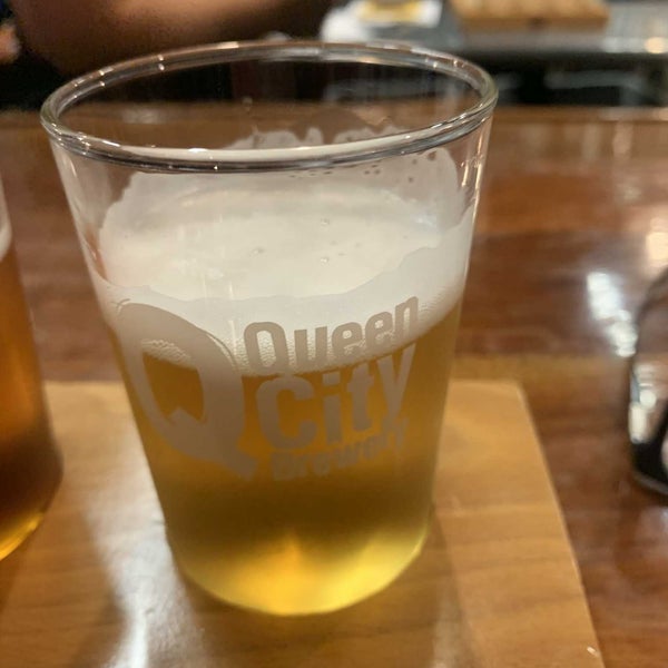 9/28/2022 tarihinde Jeffrey K.ziyaretçi tarafından Queen City Brewery'de çekilen fotoğraf