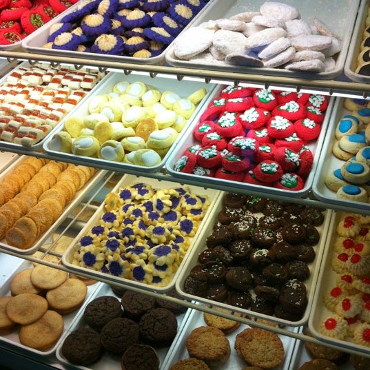Снимок сделан в Cinotti&#39;s Bakery пользователем Karey S. 11/28/2012