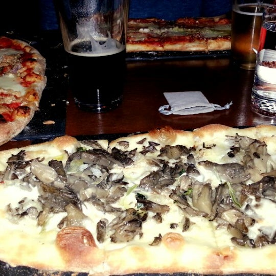 Das Foto wurde bei Mercato Stellina Pizzeria von Stephen H. am 3/22/2014 aufgenommen