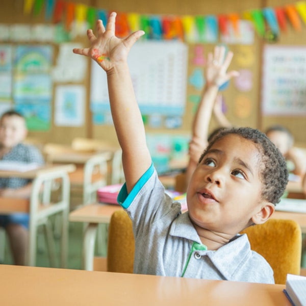 S elementary. Картинка ученик поднимает руку на уроке. help your child succeed in elementary school иконка. hands on education. education fun.