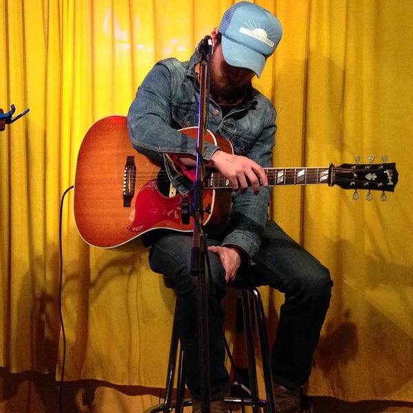 Снимок сделан в Bobby&#39;s Idle Hour Tavern пользователем Cory C. 11/14/2014