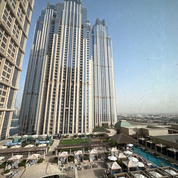 9/23/2023 tarihinde ♐️ziyaretçi tarafından V Hotel Dubai, Curio Collection by Hilton'de çekilen fotoğraf