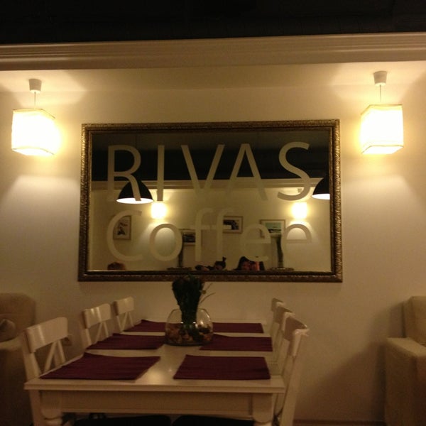 Photo prise au Rivas Coffee par Dariga I. le4/7/2013
