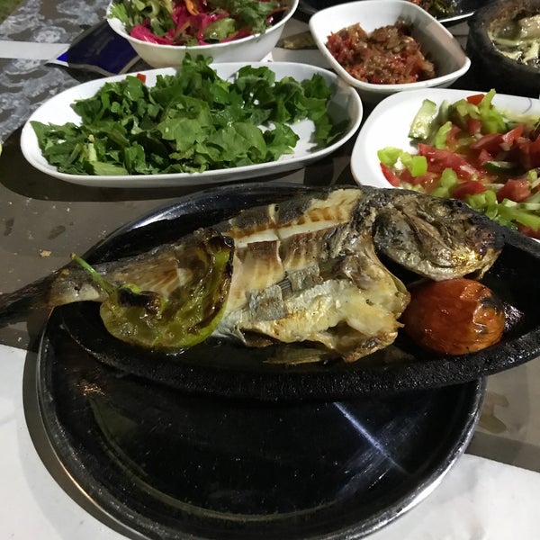 Das Foto wurde bei Bayır Balık Vadi Restaurant von NEVZAT Ş. am 9/20/2017 aufgenommen
