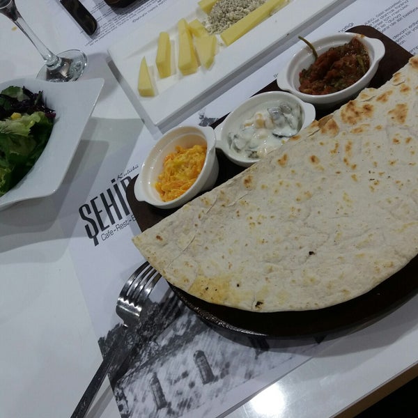 Foto diambil di Şehir Kulübü Cafe Rest Bistro oleh Dicle pada 4/20/2019