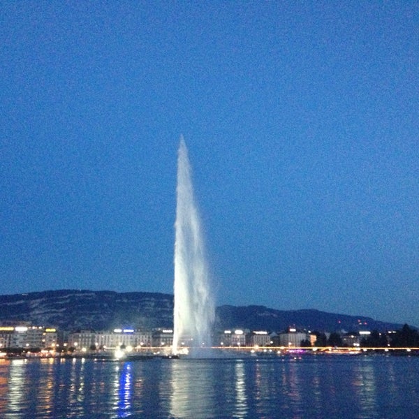 Bring some drink and snacks and have a picnic by the Geneva lake facing the world's tallest fountain.