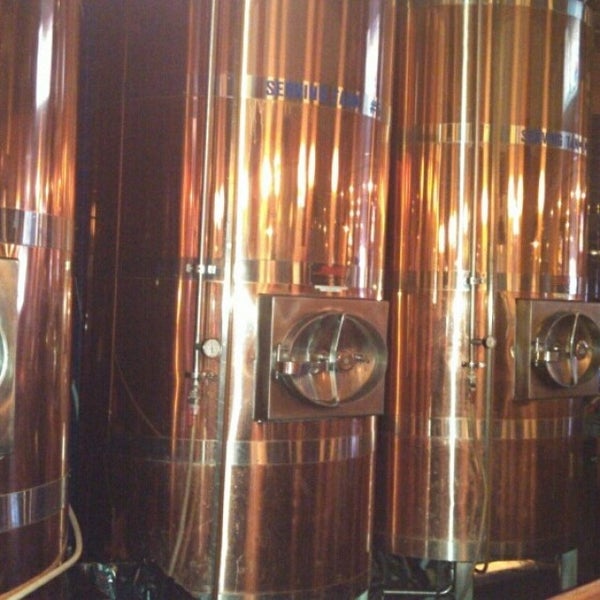 รูปภาพถ่ายที่ Chelsea Brewing Company โดย Chris V. เมื่อ 2/15/2014