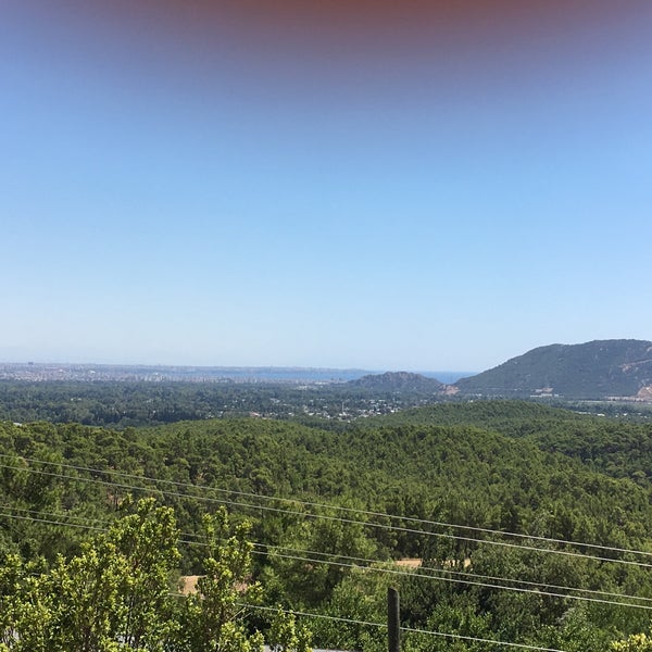 Das Foto wurde bei Körfez Aşiyan Restaurant von cigdem am 8/16/2020 aufgenommen