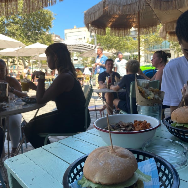 Photo taken at Makamaka Beach Burger Café by Nawaf on 8/28/2022