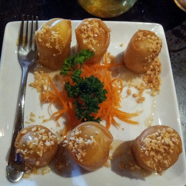 Снимок сделан в Thai Dee Restaurant пользователем Samantha R. 4/8/2013