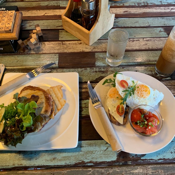 รูปภาพถ่ายที่ Overstand Coffee &amp; Breakfast โดย Amelie W. เมื่อ 6/15/2019
