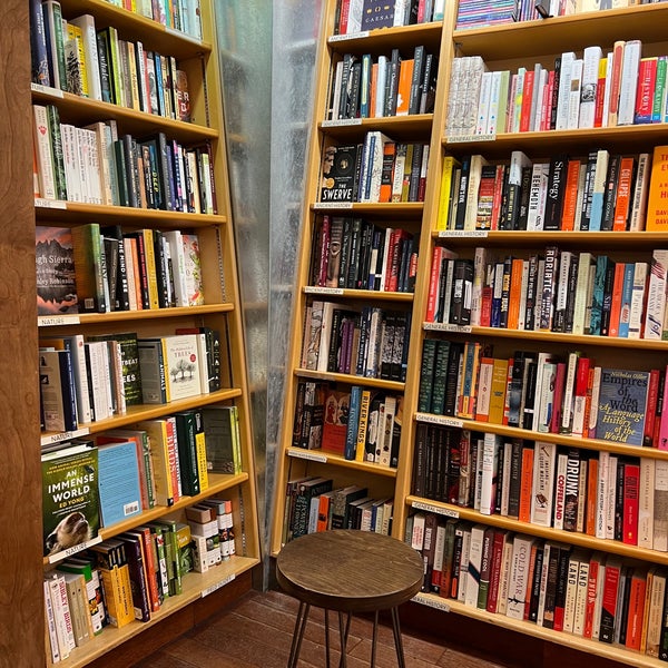 Photo taken at McNally Jackson Books by Araariel on 9/11/2022