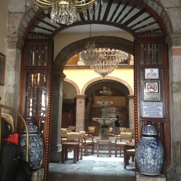 รูปภาพถ่ายที่ Hotel Francés โดย Silvia A. เมื่อ 8/10/2013