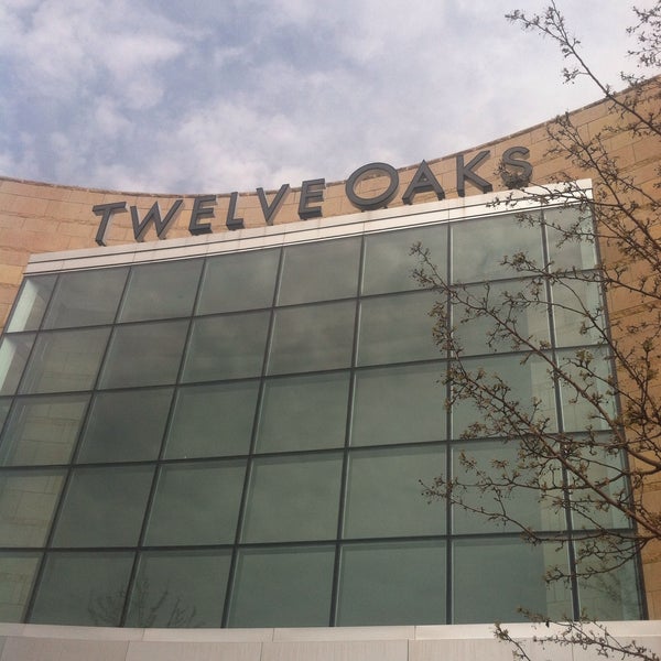 Foto tirada no(a) Twelve Oaks Mall por 📷Monique Aimee D. em 4/25/2015