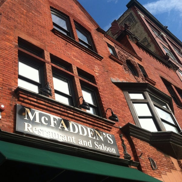 Foto tirada no(a) McFadden&#39;s Restaurant-Saloon por 📷Monique Aimee D. em 10/5/2014