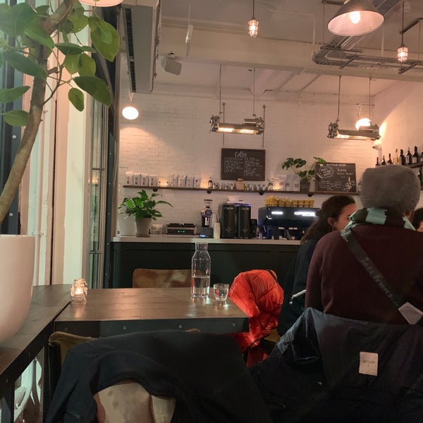 Foto tirada no(a) Fare Bar and Canteen por Joan L. em 1/22/2019