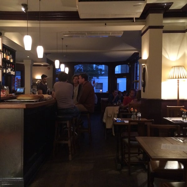 Foto diambil di The Havelock Tavern oleh Joan L. pada 9/14/2014