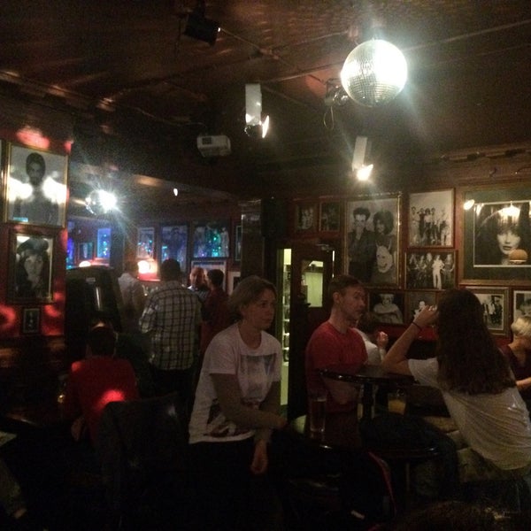 9/9/2015 tarihinde Joan L.ziyaretçi tarafından Retro Bar'de çekilen fotoğraf