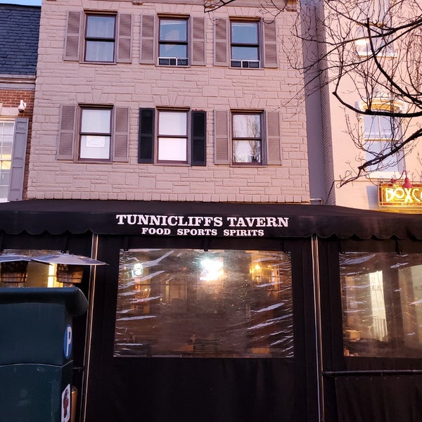 Foto diambil di Tunnicliff&#39;s Tavern oleh Auzzie K. pada 3/14/2022
