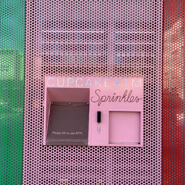 Photo taken at Sprinkles Beverly Hills Cupcakes by ‏𓁹 on 8/8/2019