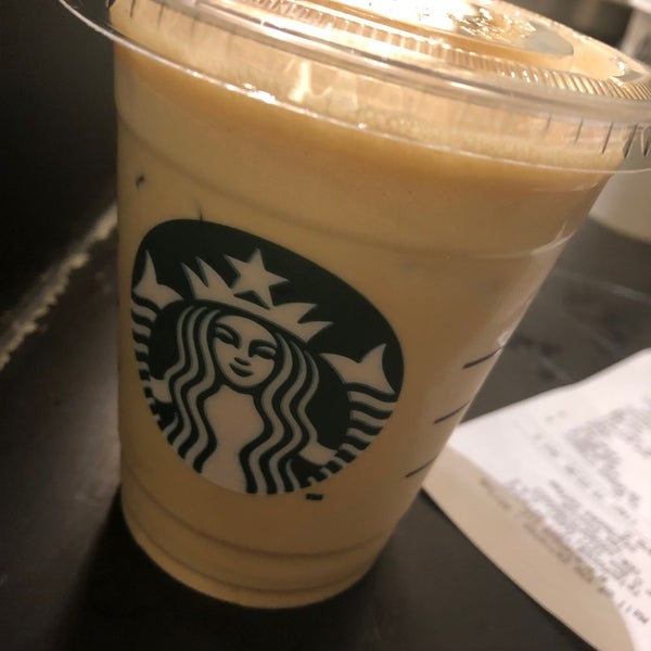 Foto scattata a Starbucks da 🅺🅷🅰🅻🅴🅳 . il 4/11/2019
