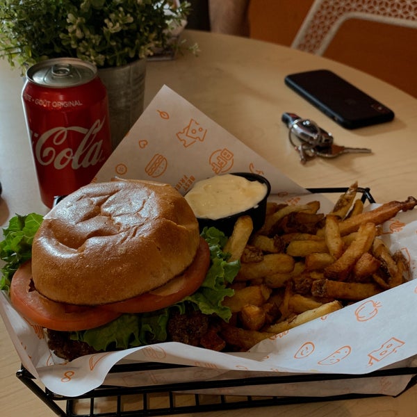 Foto diambil di Burgers n&#39; Fries Forever oleh Yazeed pada 6/18/2019