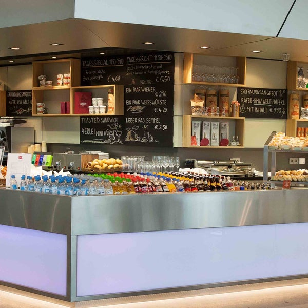 Das Bistro Cooper’S im Erdgeschoss nahe dem Nordeingang der BMW Welt ist die gastronomische Anlaufstelle für alle Besucher der BMW Welt.