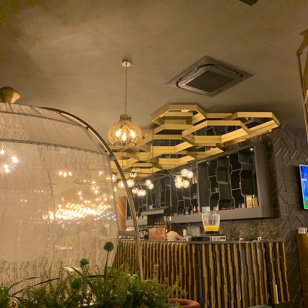 Photo prise au Maroof Cafe Lounge par Öylesine…💲💴💵 🎶🥃🍹..Erkek.. le12/16/2019