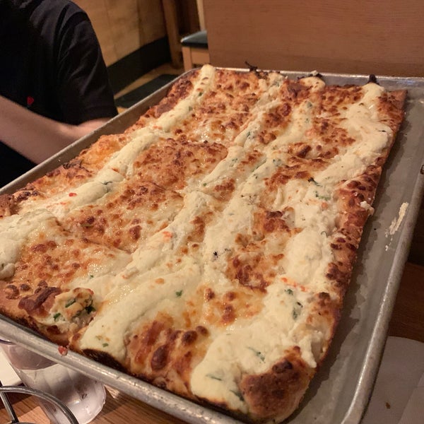 Foto tirada no(a) Adrienne&#39;s Pizza Bar por Guido em 5/13/2019