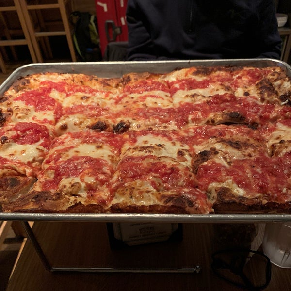 Foto scattata a Adrienne&#39;s Pizza Bar da Guido il 5/13/2019