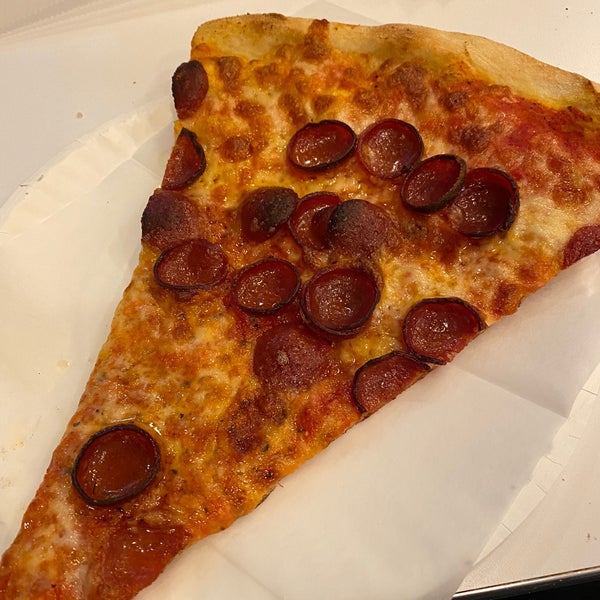 Снимок сделан в Williamsburg Pizza пользователем Guido 2/25/2020