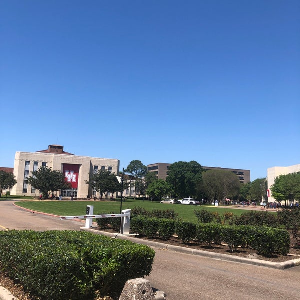 รูปภาพถ่ายที่ University of Houston โดย Mohammed . เมื่อ 3/26/2019