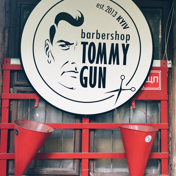 4/30/2016 tarihinde Лена Ч.ziyaretçi tarafından Tommy Gun Barbershop'de çekilen fotoğraf