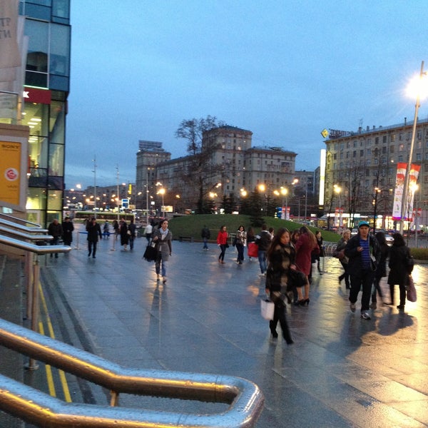 Площадь трк. Метро войковская торговый центр метрополис. Торговый центр просторы киров. Площадь трк. Остановочный торгово-развлекательный комплекс «площадь восставших».