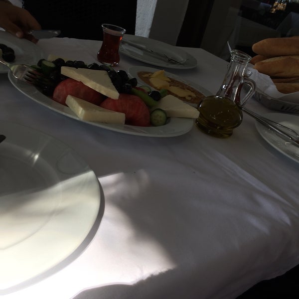 Photo taken at Çengelköy İskele Restaurant by Yusuf on 8/7/2016
