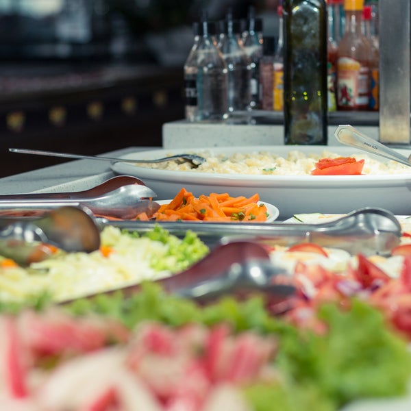 Nosso buffet conta com 8 tipos de saladas, 8 tipos de carne assada, 12 tipos de pratos quentes e 6 tipos de sobremesas, venha apreciar nosso buffet.